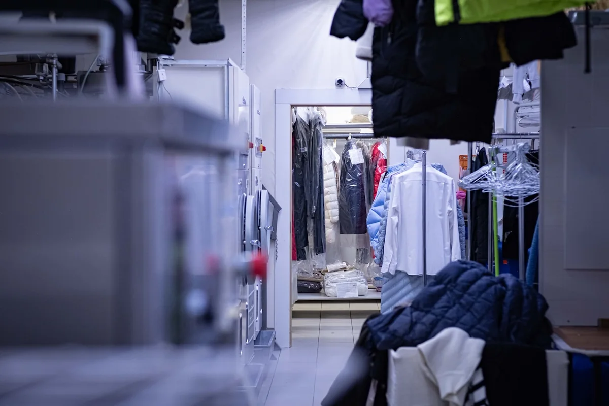 Elbise ve özel kıyafet bakımı için düzenli kuru temizleme alanı