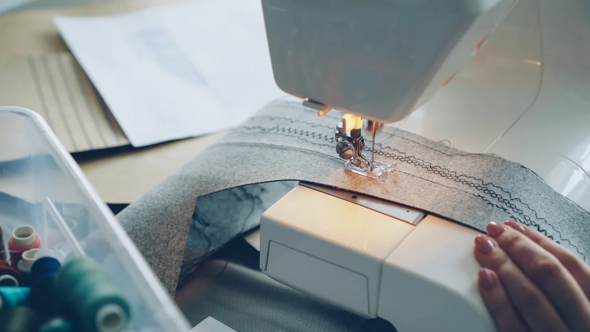 Fermuar ve dikiş işlemleri için makine detayı